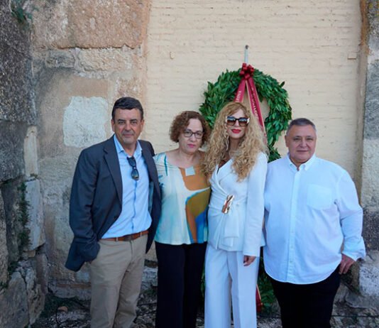 Xàtiva ret homenatge a la seua història i identitat a la porta de l’Aljama este 9 d’Octubre