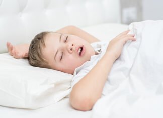 Bruxisme infantil: és normal que els xiquets carrisquegen les dents mentre dormen?
