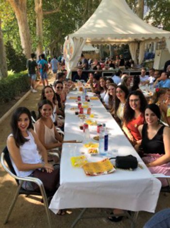 falleras-almorzando